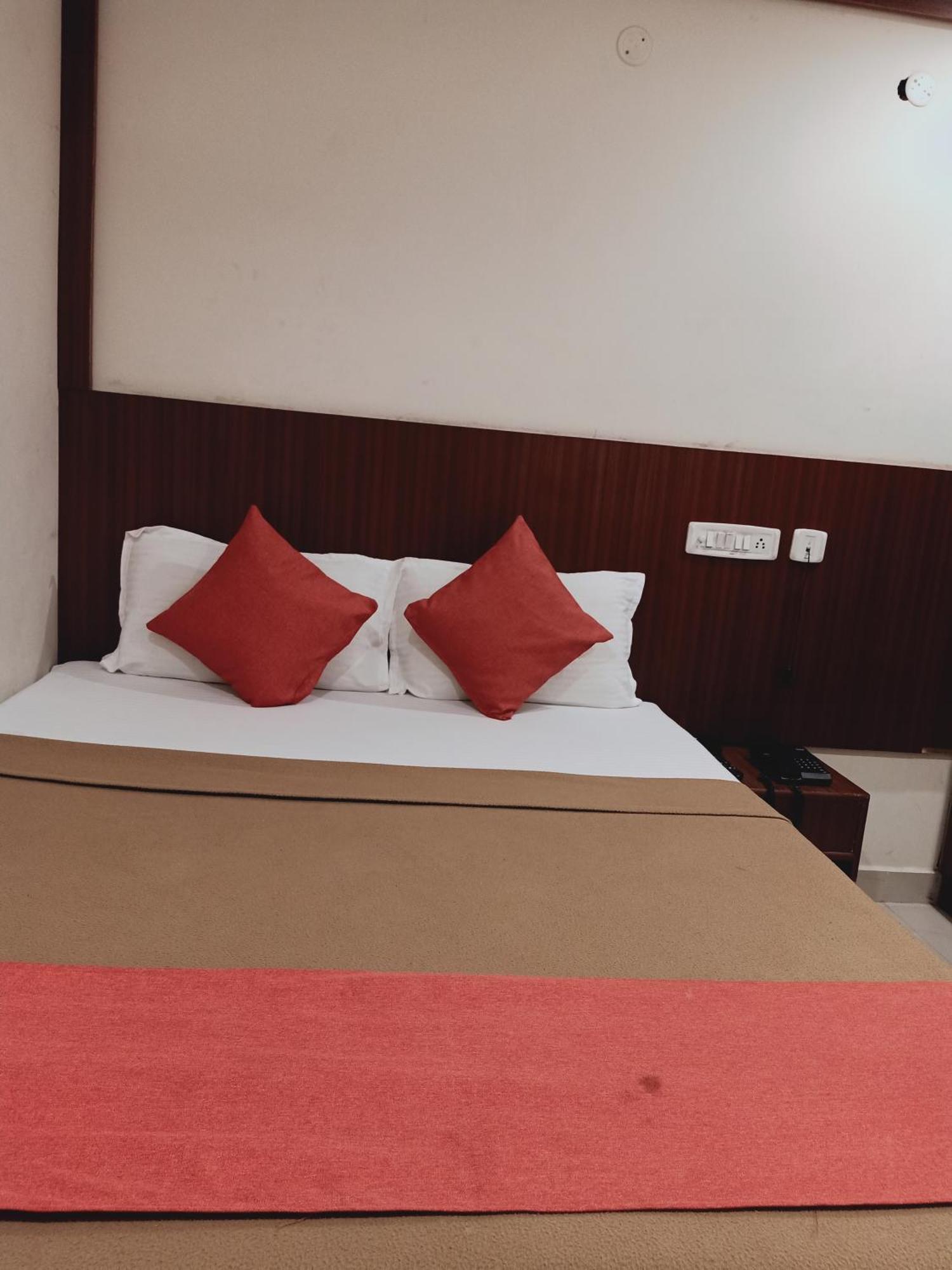 Hotel Neem Tree Hyderabad Airport Шамшабад Екстериор снимка